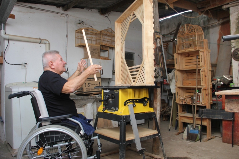 Aposentado ganha acessibilidade com cadeira de rodas motorizada