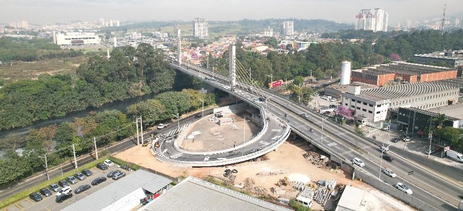 Barueri libera alça de saída da ponte Akira Hashimoto