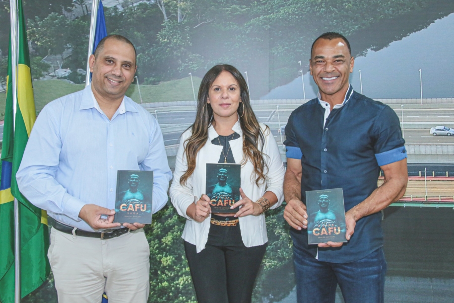 Prefeito Marcos Tonho recebe ex-jogador Cafú em seu gabinete 