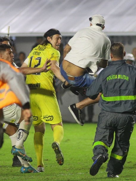 Neymar condena atitude de torcedor do Santos que tentou agredir Cássio