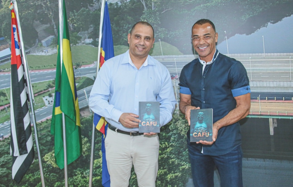 Prefeito Marcos Tonho recebe pentacampeão mundial Cafú
