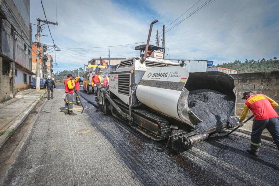 Marcos Tonho inicia pavimentação em mais de 32 ruas no Bairro 120