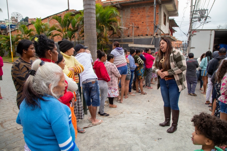 Vanessa Ferreira entrega mais 1.200 cobertores para famílias