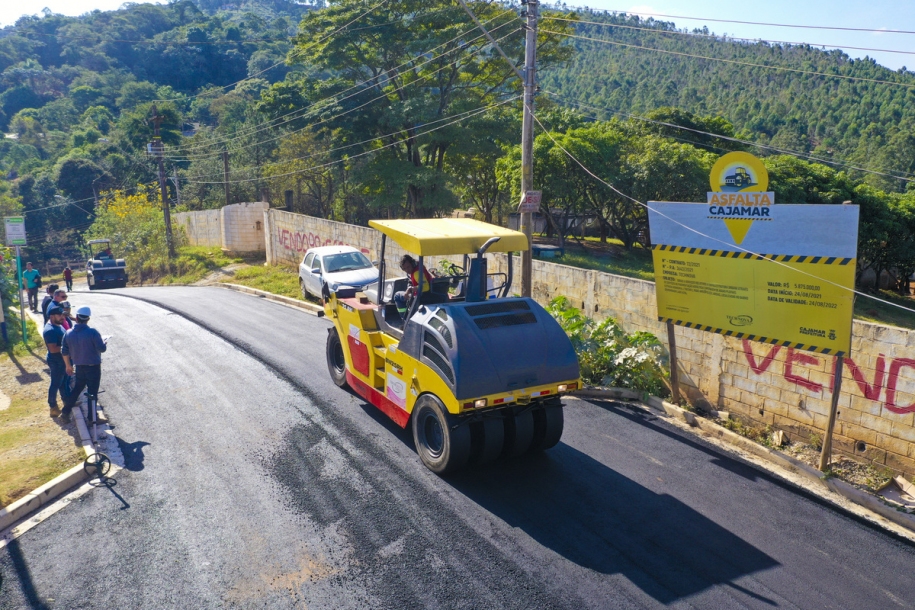Programa Asfalta Cajamar realiza pavimentação no bairro Lago Azul