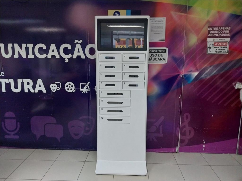 Barueri instala totens para recarga de celular e veiculação de notícias 
