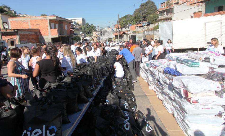 Cielo e Estrela Guia entregam doações no Chácaras Marco