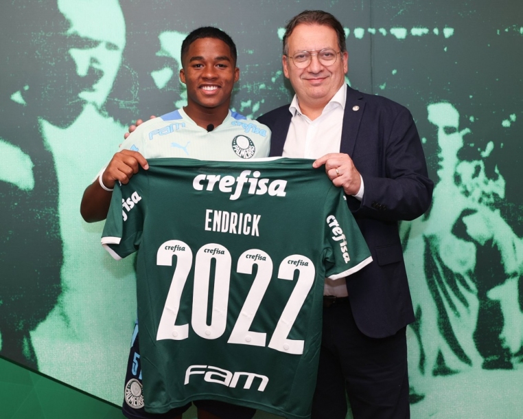Endrick assina primeiro contrato com Palmeiras