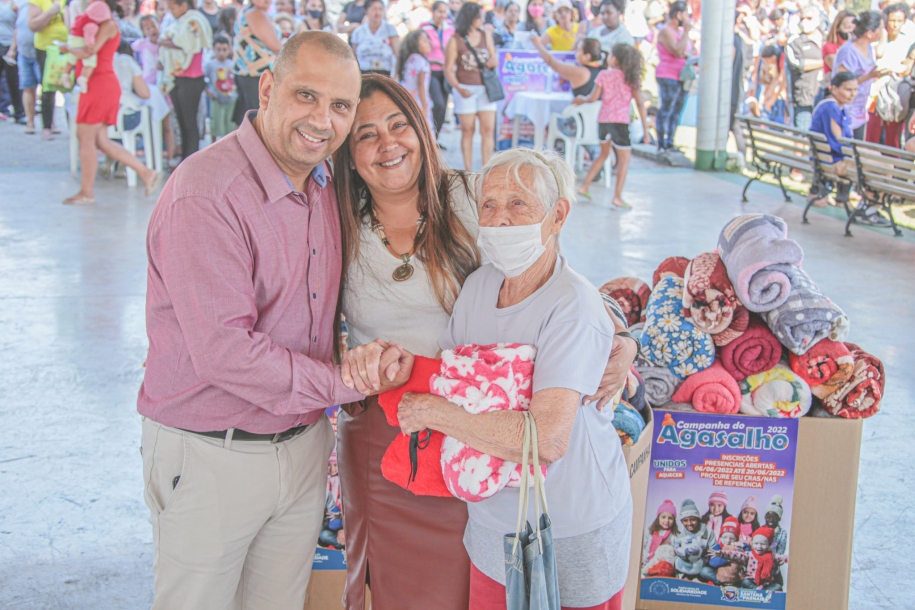 Marcos Tonho realiza entrega de milhares de cobertores para famílias de Parnaíba 