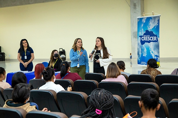 Parnaíba realiza assinatura de contrato dos novos membros do Projeto Crescer