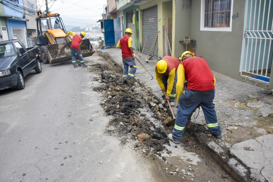 Rua Ourinhos recebe novo sistema de drenagem em Cajamar 