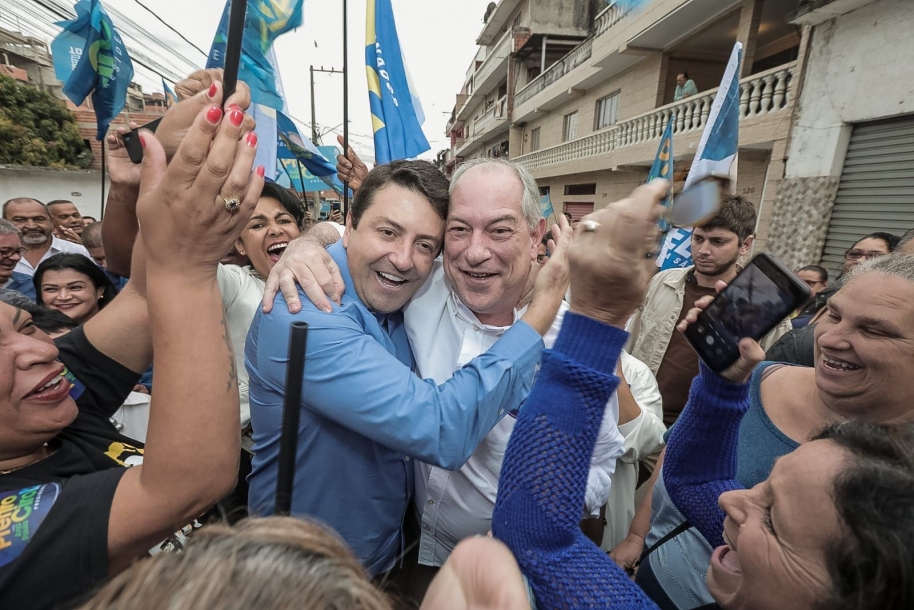 Elvis Cezar faz caminhada com Ciro Gomes em Santana de Parnaíba