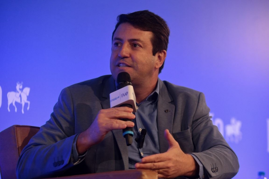 Elvis defende valorização das polícias e investimento no empreendedorismo feminino