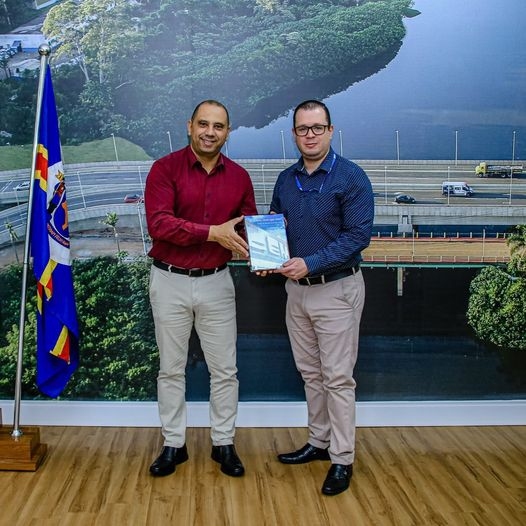 Marcos Tonho recebe gerente das Lojas Cem em seu gabinete
