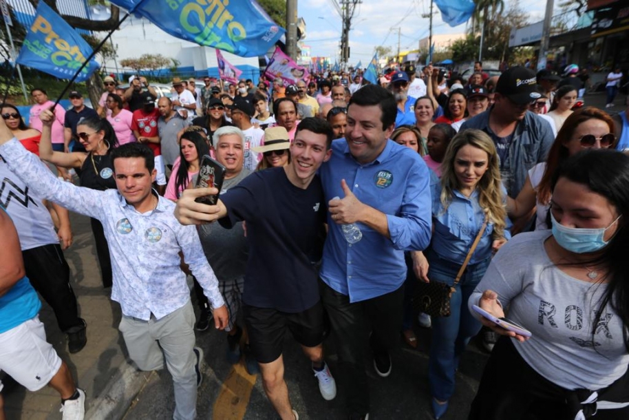 Elvis anuncia que vai aumentar em 20% o salário mínimo do Estado