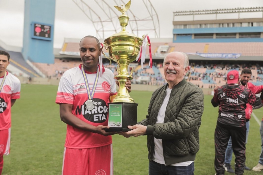 Beto Piteri prestigia campeonato amador de futebol em Barueri 