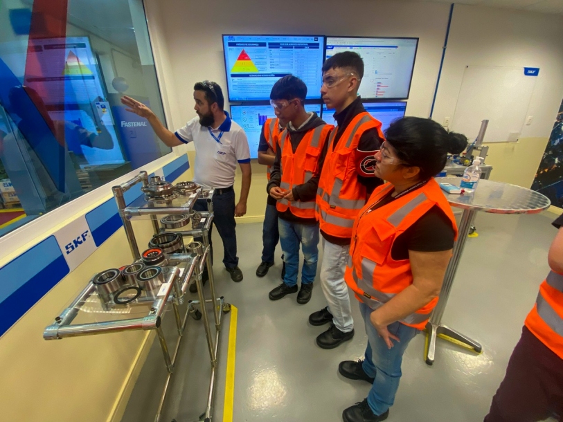 Jovens participam de curso de programação Python com SKF