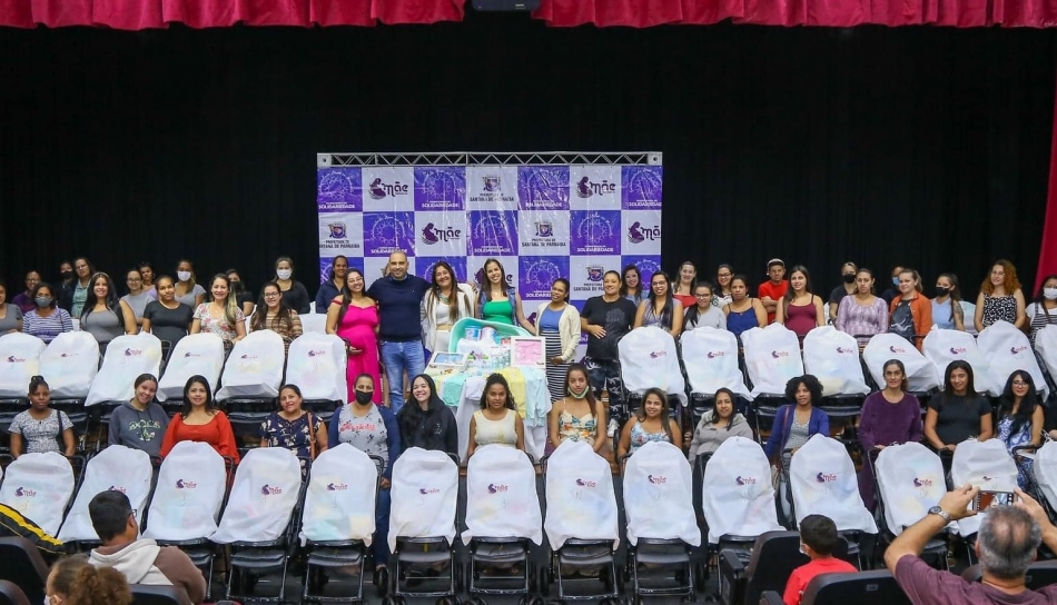 Marcos Tonho entrega mais de 70 kits do Programa Mãe Parnaibana