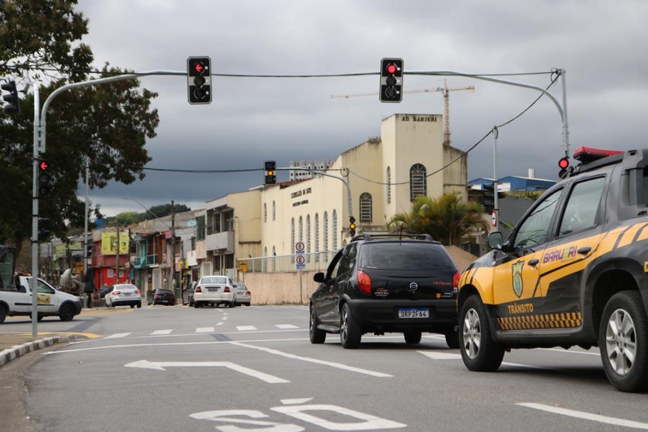 Barueri instala semáforos em rotatória para reduzir riscos de acidentes 