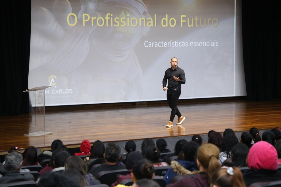 Participantes do Projeto Crescer assistem palestra sobre empreendedorismo
