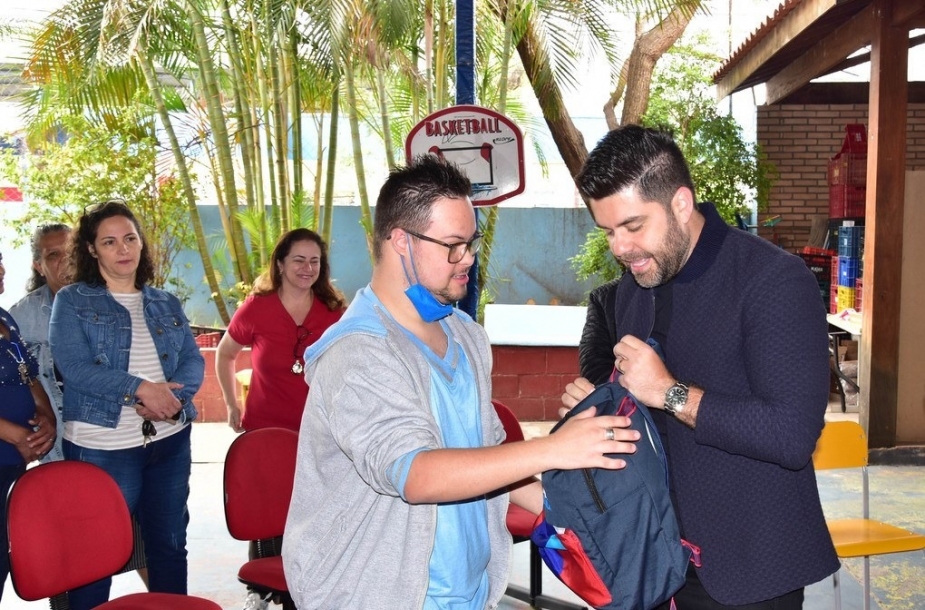 Danilo Joan entrega uniformes aos alunos da APAE de Cajamar