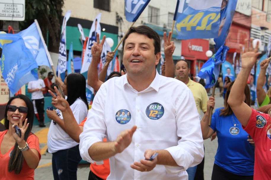 Na reta final da campanha, Elvis intensifica caminhadas em várias cidades