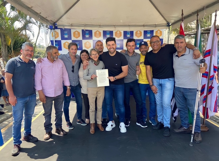 Danilo Joan entrega títulos de propriedade para famílias de Cajamar