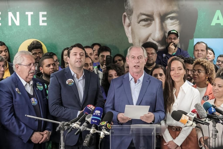 Ciro Gomes faz manifesto à nação ao lado de Elvis Cezar