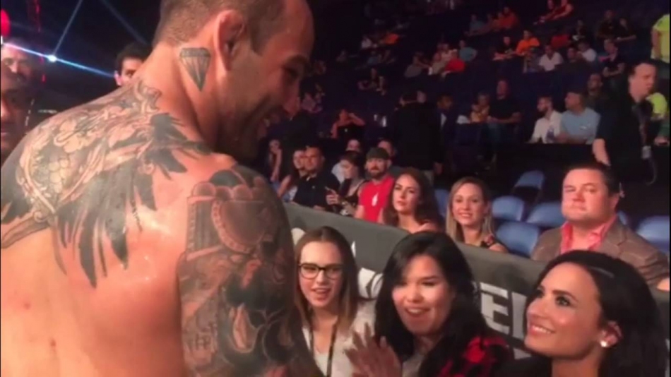 Demi Lovato é flagrada com lutador brasileiro do UFC em Los Angeles 