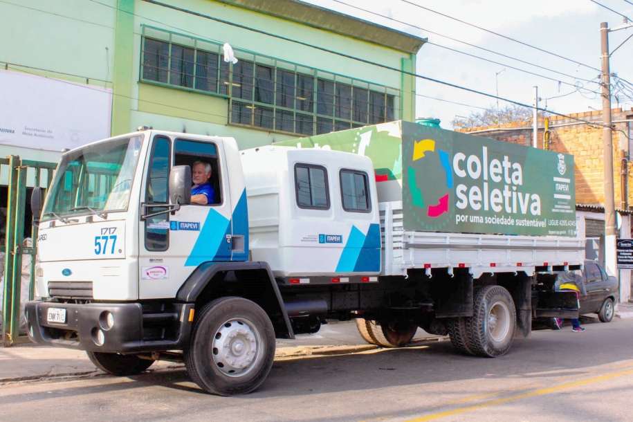 Coleta de lixo reciclável emprega mais de 20 moradores da cidade 