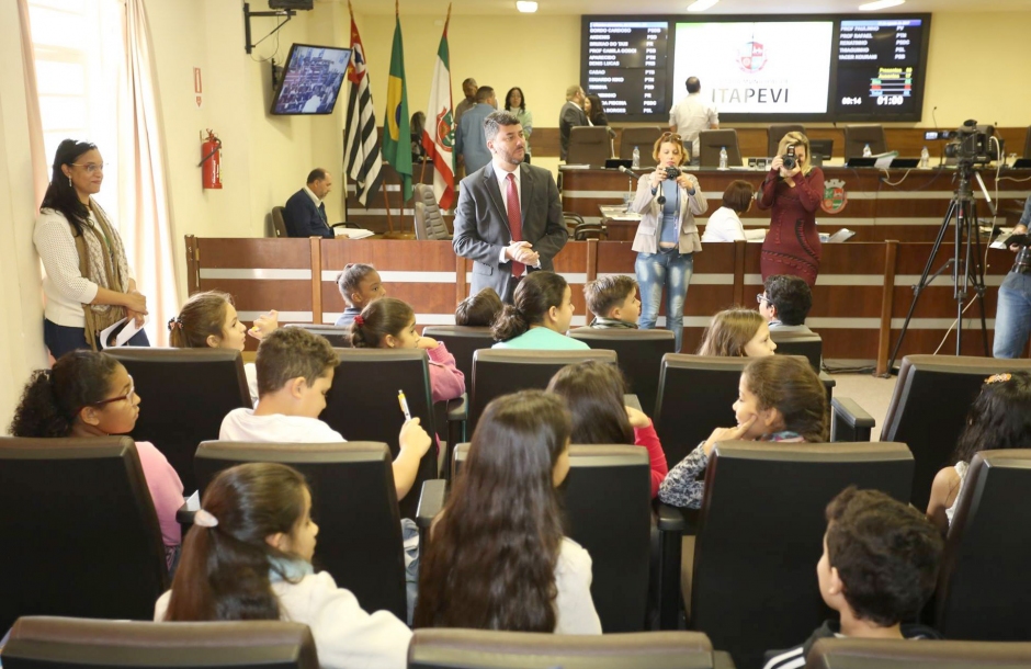 Parceria entre Câmara e Prefeitura estimula conhecimento de alunos 