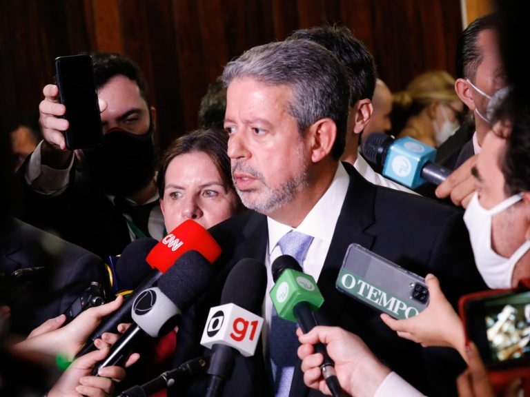 Câmara aprova urgência de projeto que pune institutos de pesquisas