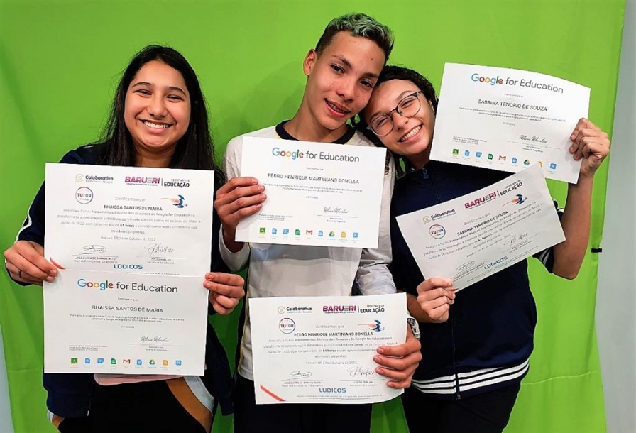 Estudantes de Barueri recebem certificados do projeto Alunos Tutores