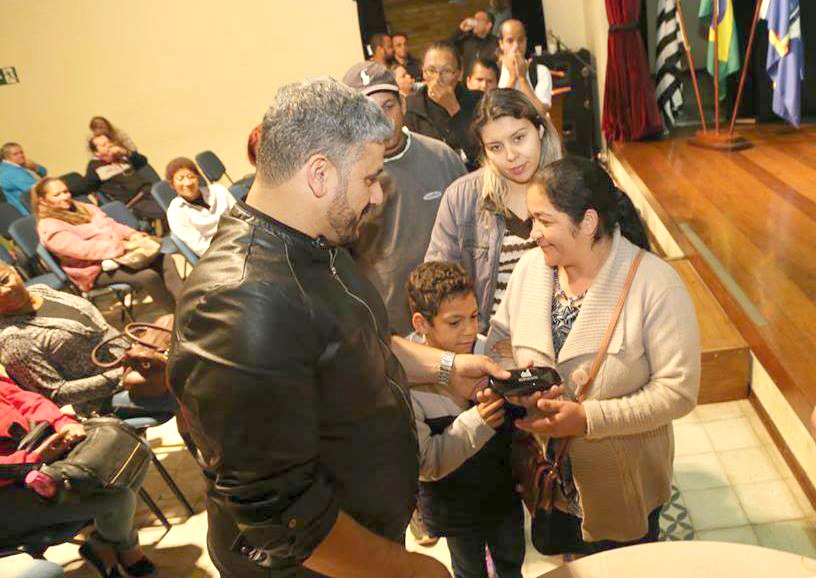 Moradores parnaibanos recebem ajuda social com óculos gratuitos 