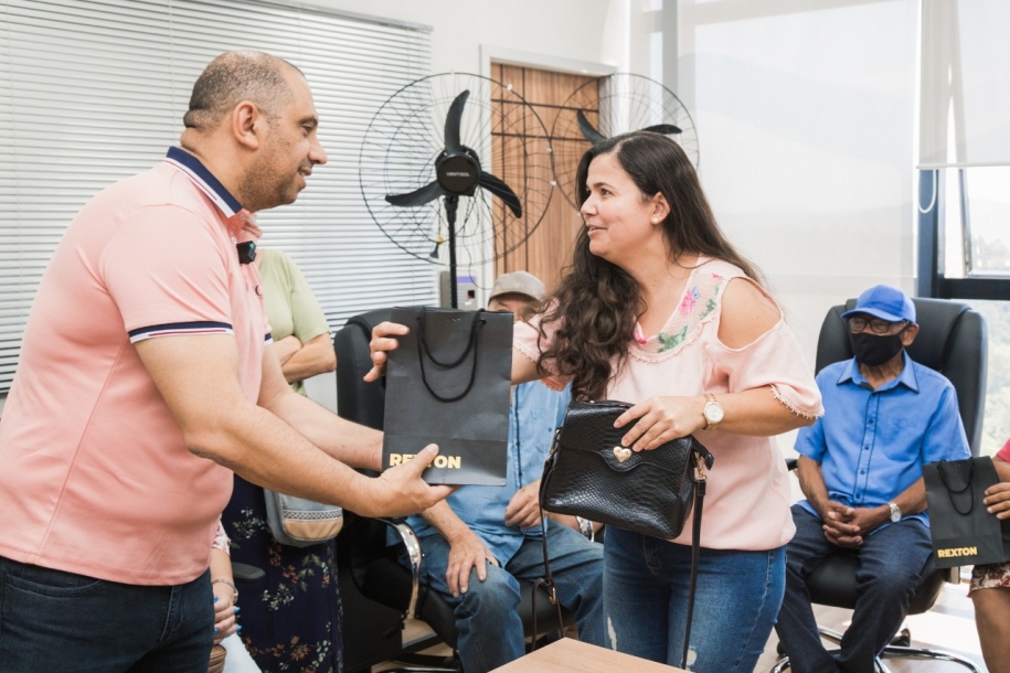 Mais de 150 moradores recebem seus óculos e aparelhos auditivos