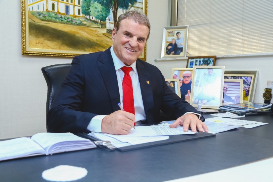 Cezar destina R$ 3 milhões em investimentos para 17 cidades