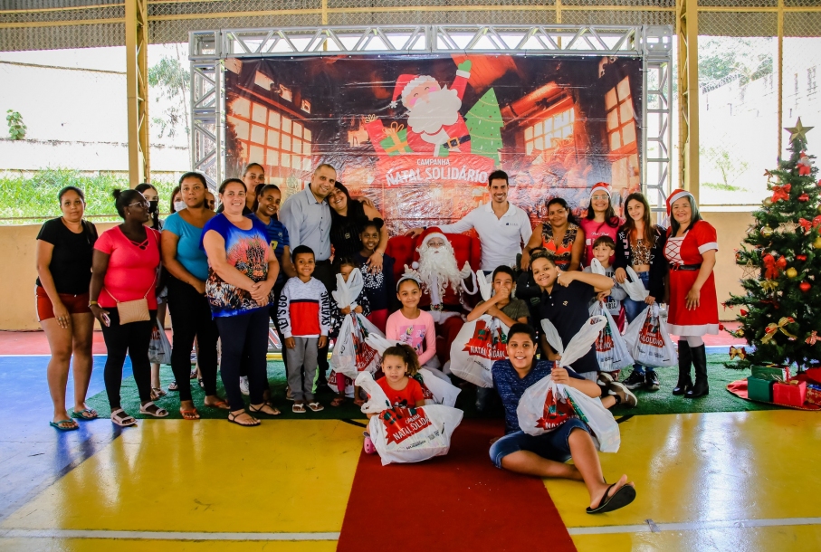 Marcos Tonho realiza entrega de milhares de sacolinhas de natal