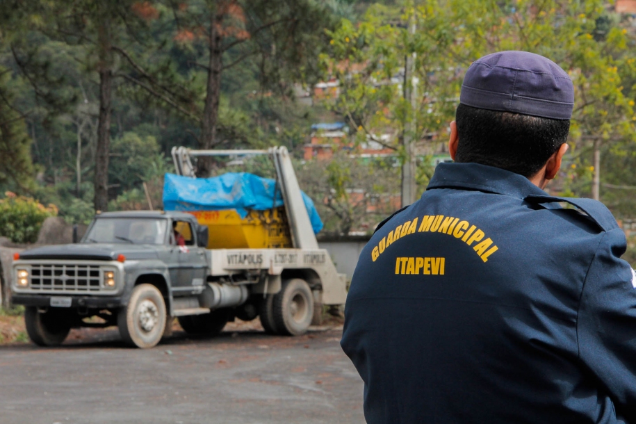 Itapevi fecha dois aterros clandestinos no Parque Mira Flores