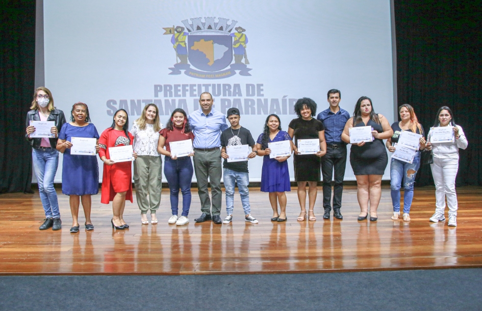 Marcos Tonho entrega certificados dos cursos de capacitação profissional