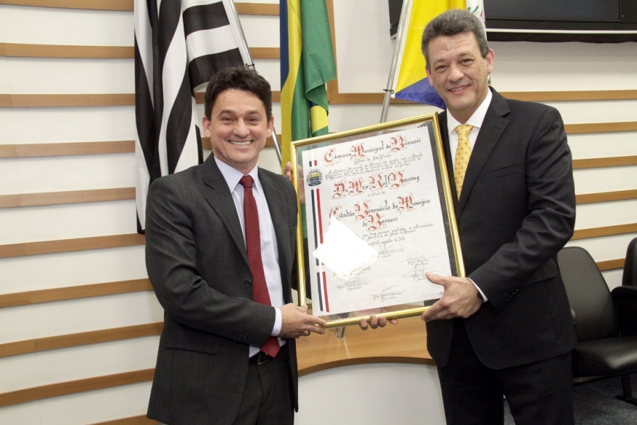 Ortopedista Dr. Max Rolf recebe título de cidadão barueriense