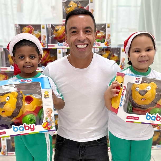 Rogério Lins entrega mais de 70 mil brinquedos a alunos de Osasco