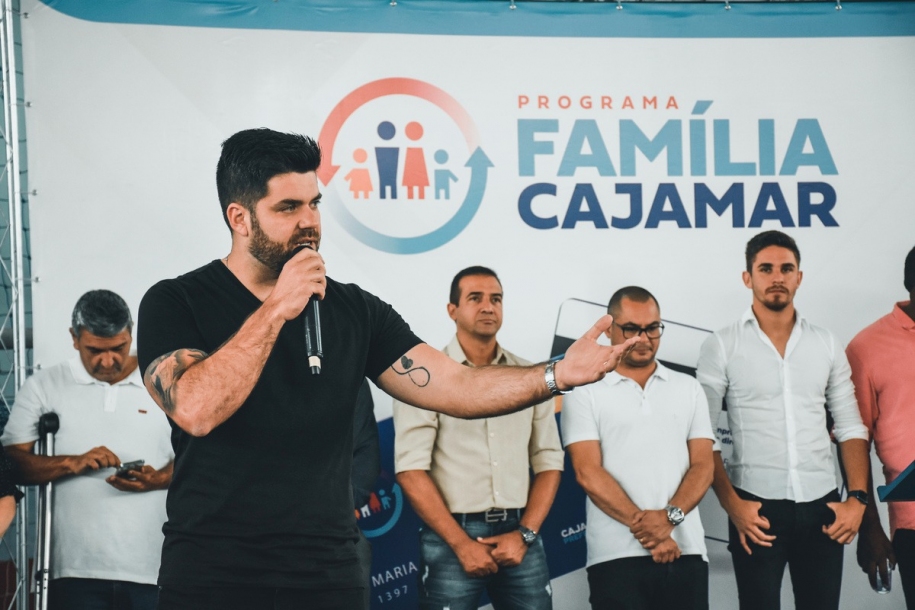 Danilo Joan entrega cartões Família Cajamar a 3.500 beneficiários