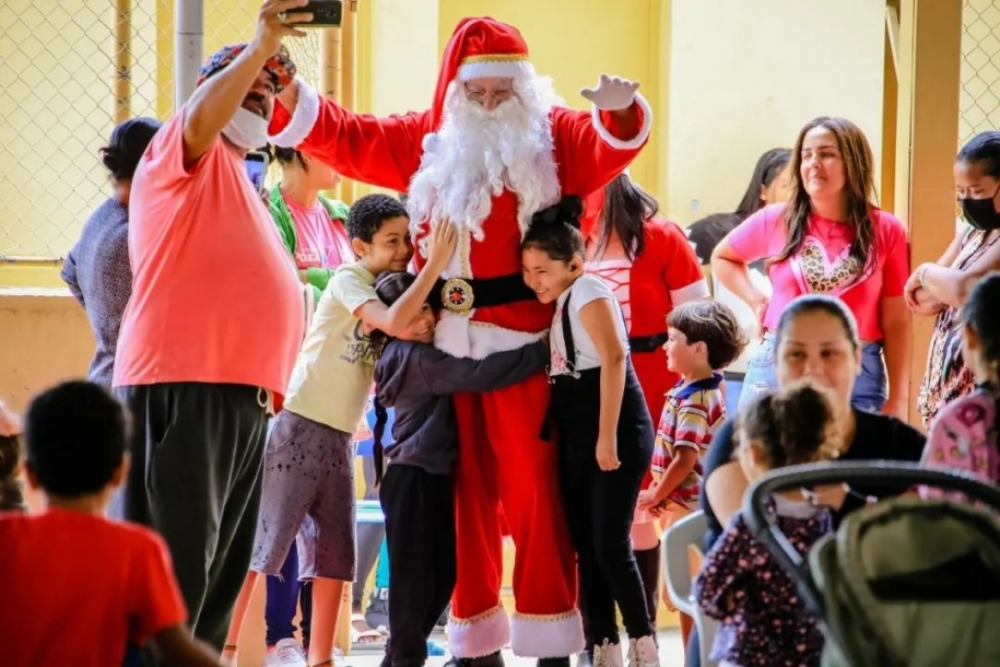 Fundo Social entrega sacolinhas de Natal para mais de 10 mil crianças 