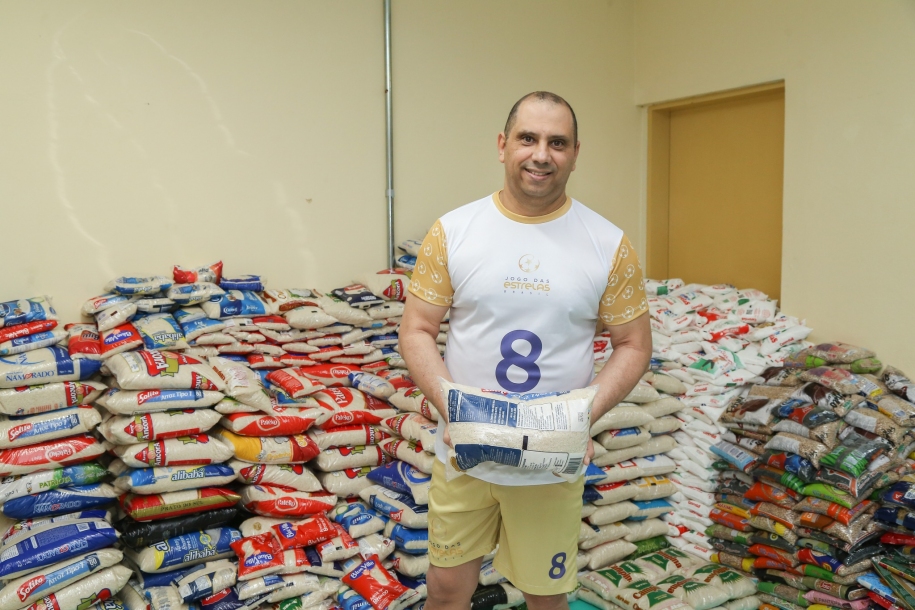 Prefeito Marcos Tonho arrecada mais de 12 toneladas de alimentos 
