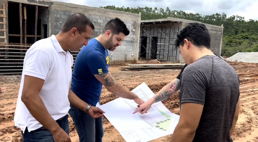 Danilo Joan acompanha obras do novo Colégio do Guaturinho 