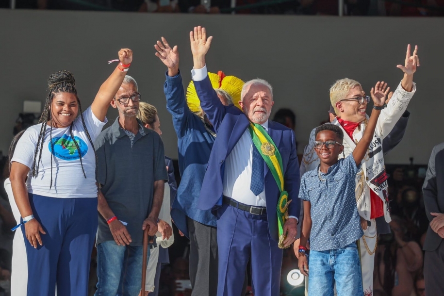 Lula recebe faixa das mãos de representantes do povo brasileiro