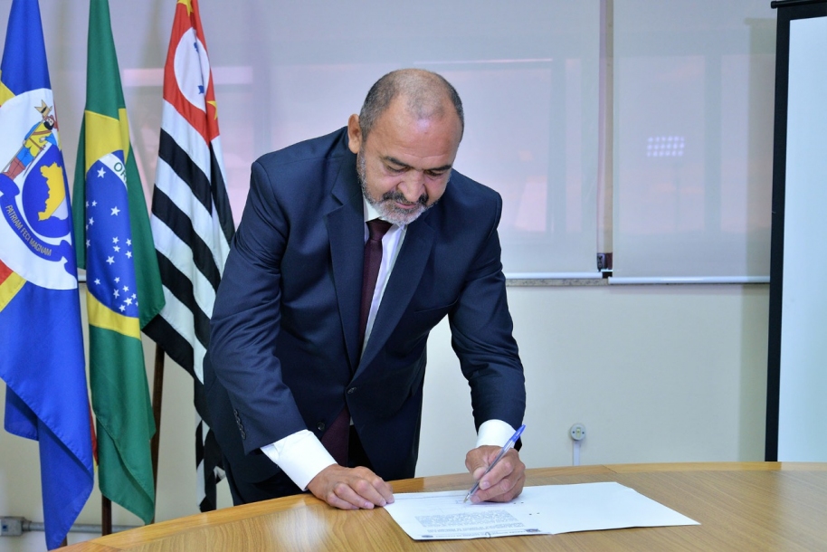 Vicentão toma posse como novo presidente da Câmara Municipal  