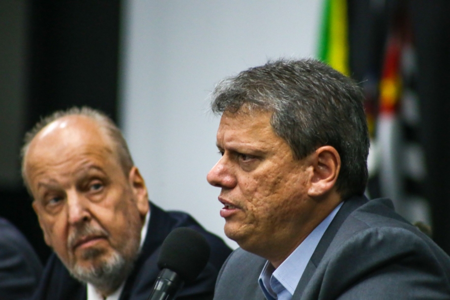 Tarcisio anuncia redução do ICMS do combustível de aviação em SP