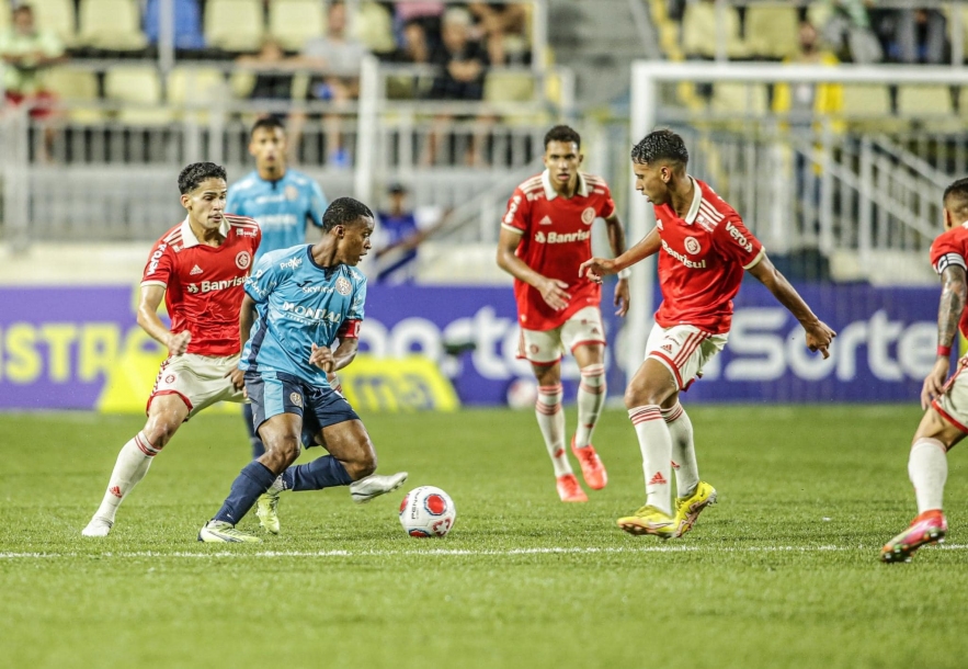 Nos pênaltis, Internacional vence Ska Brasil e avança às oitavas da Copinha