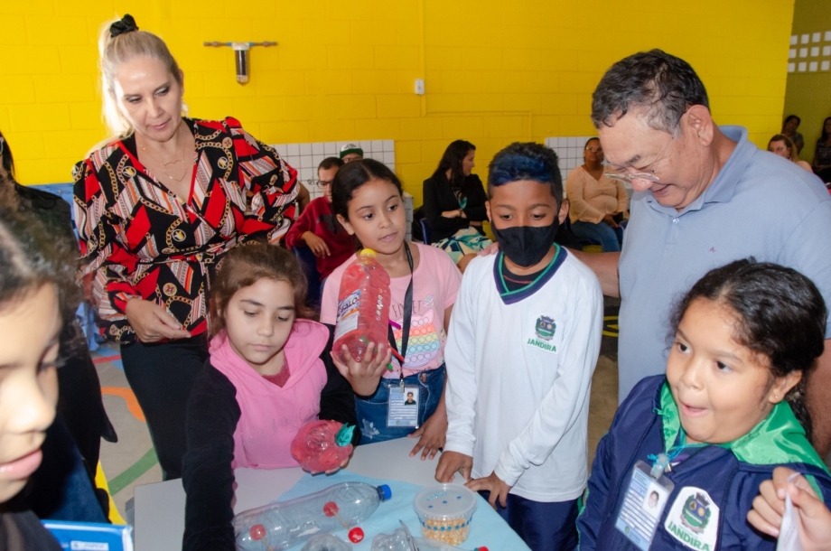 Doutor Sato entrega livros nas Escolas Municipais de Jandira 
