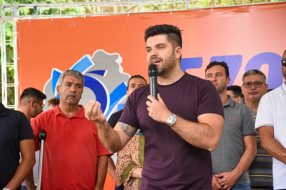 Danilo Joan entrega 570 títulos de propriedades aos moradores da cidade